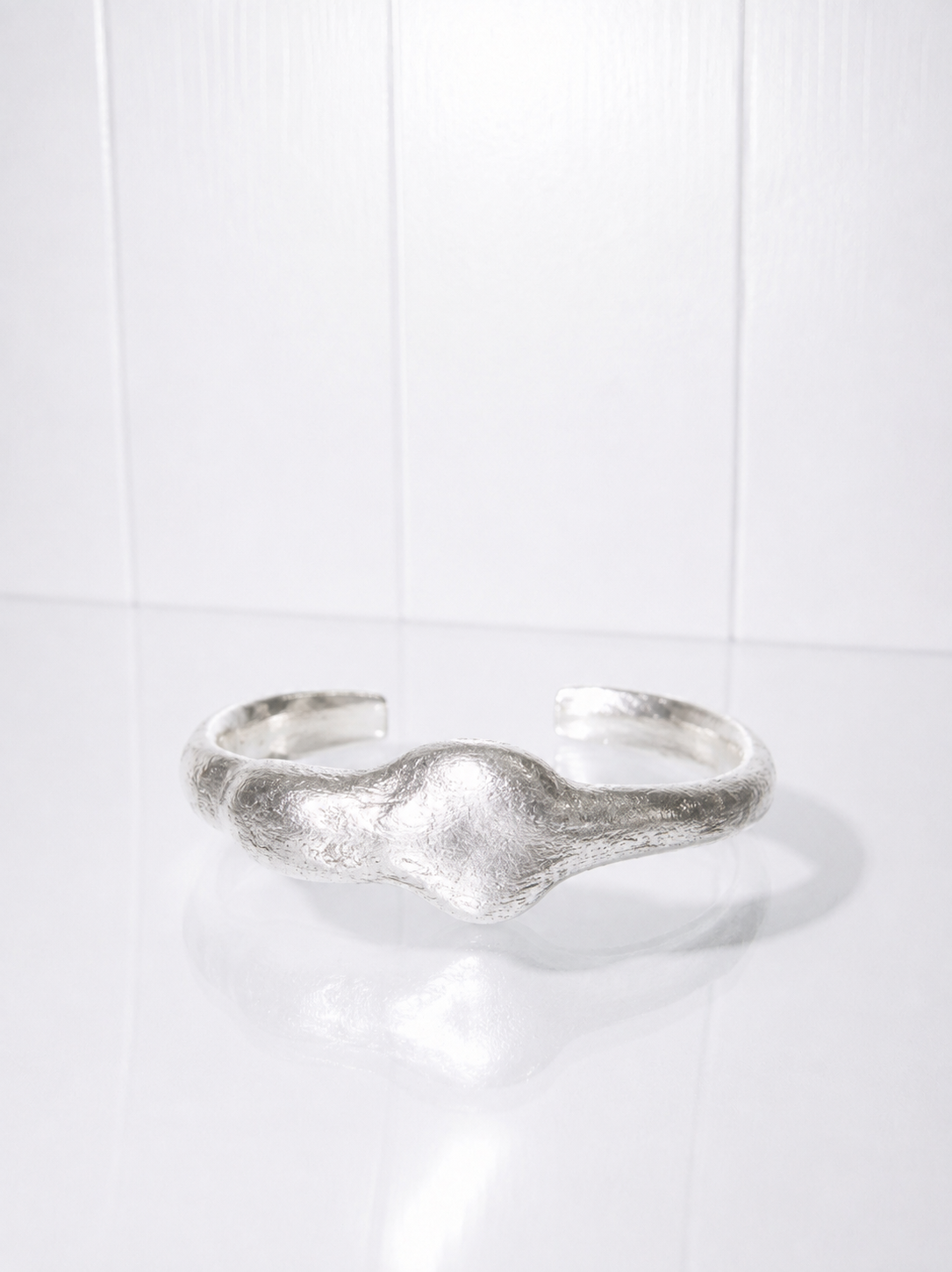 Armband i silver, på glasbord